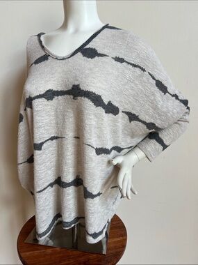 enti V-Neck roman sleeve light knit  Sweater in cream & grey made in USA